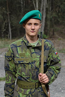 home, militar, vestit, de peu, celebració, rifle, un, soldat, noi, mirant la càmera, retrat, vista frontal, una persona, roba, terra, seguretat, color verd, arbre, adult jove, protecció, home jove, persones reals, cintura cap amunt, dia, confiança, uniforme, govern, 4K, CC0, domini públic, lliure de regalies