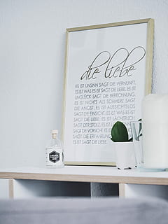 rechteckig, braun, gerahmt, Bilderrahmen, Weiß, Schreibtisch, Zitat, Tafel, Tabelle, Vorderseite, gemalt, Wand, Poesie, Rahmen, Flasche, Glas, Kerze, Pflanze, Regal, Anrichte, Innere, Leben, Liebe, lyrisch, Zeichen, Zuhause, Dekor, Text, Kommunikation, westliche Schrift, drinnen, keine Leute, Wandbau - Funktion, Papier-, weiße Farbe, Veröffentlichung, Stillleben, Buch, Nahansicht, Tag, Bildung, die Architektur, grüne Farbe, Glas - Material, 5K, CC0, gemeinfrei, lizenzfrei
