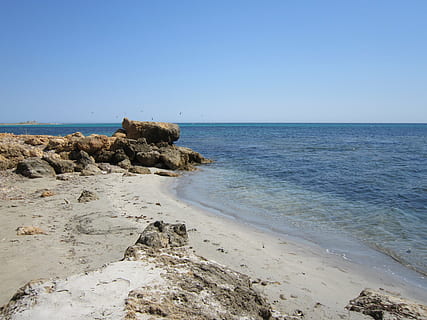mar, de praia, verão, agua, banco, areia, pedras, céu, azul, água salgada, feriado, Dom, quieto, calmo, Sicília, horizonte, horizonte sobre a água, terra, scenics - natureza, beleza na natureza, céu limpo, tranquilidade, cena tranquila, Rocha, rock - objeto, natureza, copie o espaço, sólido, ninguém, 4K, CC0, domínio público, royalty free