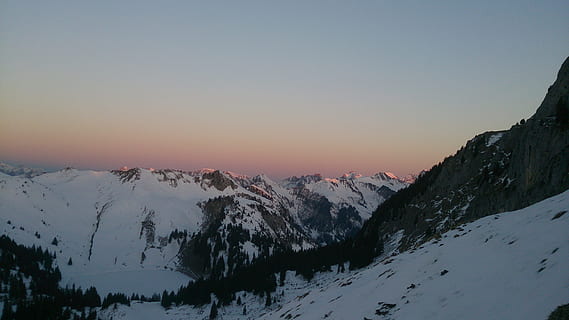 berner, alpine, solopgang, sne, bjerg, himmel, kold temperatur, vinter, scenics - natur, skønhed i naturen, rolig scene, solnedgang, landskab, bjergkæde, ro, miljø, natur, ikke-urbane scene, ingen mennesker, idyllisk, skyfri himmel, kopiere plads, snedækket bjerg, bjergtop, fyrretræ, nåletræ, 4K, CC0, offentligt domæne, royaltyfrie