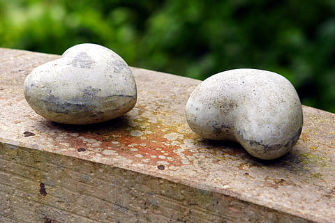 Herz, Stein, nachdenklich, wunderschönen, Steinherz, Liebe, Herzform, Emotion, Erinnerung, romantisch, Dekoration, solide, Stein - Objekt, keine Leute, stein material, Nahansicht, Kunst und Handwerk, Rock, Design, Skulptur, draußen, Natur, alt, gestalten, Fokus auf den Vordergrund, Rock - Objekt, Tag, die Architektur, Metall, Kieselstein, 2K, CC0, gemeinfrei, lizenzfrei