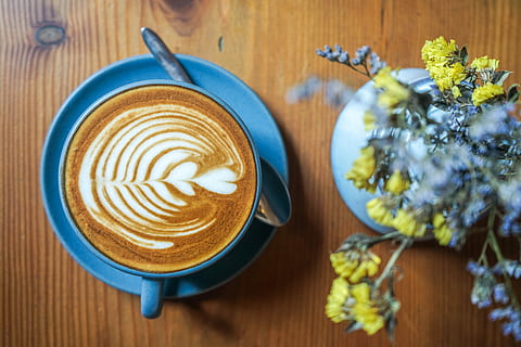 flat, legge, fotografering, kaffe, blomster, blå, keramisk, kopp, fylt, blomst, flatt legg, kaffe flatt legg, bord, kaffekunst, restaurant, kaffeplass, skje, vase, brun, krus, cappuccino, gul, hvit, latte kunst, rosetta, blå kopp, forfriskning, drikke, mat og Drikke, kaffe - drikke, kaffe kopp, blomstrende plante, anlegg, tre - materiale, rett over, friskhet, innendørs, stilleben, varm drikke, ingen folk, skummel drikke, latte, servise, blomsterhodet, 5K, CC0, offentlig domene, opphavsrett gratis