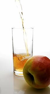 rot, Apfel, neben, klar, Saft, Getränk, Durst, Glas, Vitamine, Fruchtsaft, Erfrischung, Durstlöscher, Hitze, tee, Eistee, Apfelsaft, die meisten, Obst, Apfel - Frucht, Lebensmittel, Frische, Essen und Trinken, Trinkglas, Flüssigkeit, gesundes Essen, drinnen, Wohlbefinden, weißer Hintergrund, Stillleben, Haushaltsausstattung, Studioaufnahme, Nahansicht, Tabelle, keine Leute, transparent, 4K, CC0, gemeinfrei, lizenzfrei