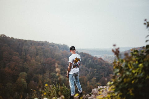 Mann, Stehen, Cliff, gegenüber, Berg, Kerl, männlich, hinter, Kante, kaukasisch, Tal, T-Shirt, tee, tätowieren, Jeans, Denim, Deckel, Dämmerung, eine Person, Freizeitbeschäftigung, Legere Kleidung, Natur, in voller Länge, Männer, Pflanze, Rückansicht, junger Erwachsener, Tag, Erwachsene, Baum, Landschaft, Himmel, draußen, kopieren sie platz, Land, Dreiviertel Länge, Betrachtung, Blick auf Ansicht, 2K, CC0, gemeinfrei, lizenzfrei