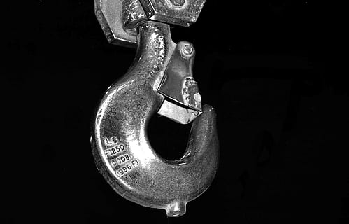 Preto e branco, gancho, guindaste, metal, fechar-se, ainda vida, ninguém, fundo preto, dentro de casa, único objeto, ferramenta de mão, ferramenta de trabalho, velho, visão de alto ângulo, tiro do estúdio, conexão, noite, focar em primeiro plano, ferramenta, tecnologia, equipamento, chave inglesa, 1080P, CC0, domínio público, royalty free