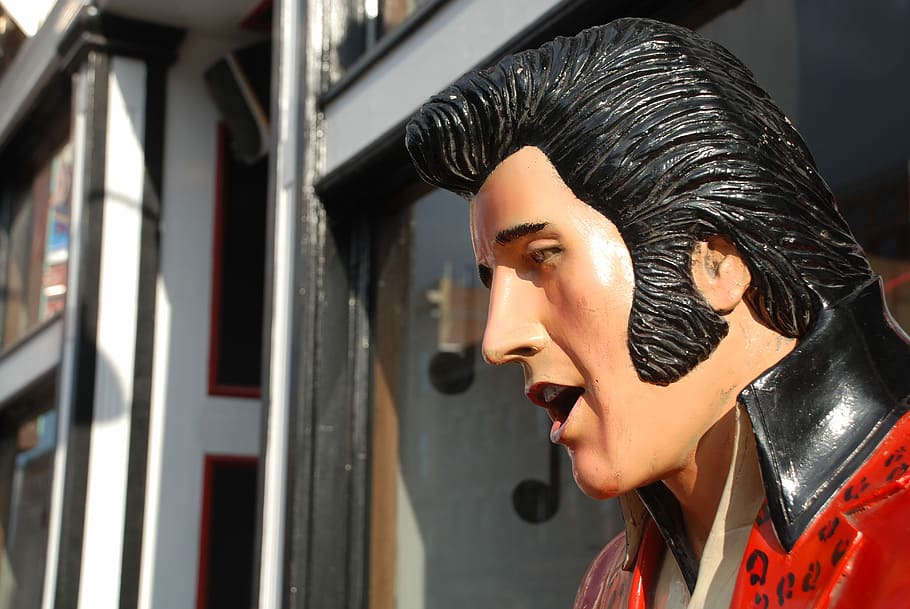 esquerra, edifici, estàtua de Elvis Presley, elvi, Hollywood, maniquí, una persona, retrat, tirada al cap, adult, adult jove, a l'interior, mirant, persones reals, dones, mirant cap a fora, bellesa, femelles, centrar-se en primer pla, estils de vida, primer pla, moda, gent maca, vista lateral, pentinat, dona guapa, agressió, rostre humà, 4K