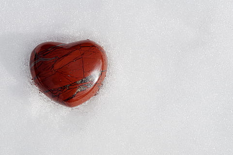 rot, herzförmig, hölzern, Dekor, Hintergrund, bilden, Liebe, schließen, Herz, Textur, Weiß, Stillleben, Romantik, herzlich willkommen, romantisch, Valentinstag, Licht, Herzform, Stein, Steinherz, für dich, Botschaft, Emotion, Geburtstag, Grußkarte, Liebeserklärung, Karte, Textfeld, liebesbeweis, Zusammengehörigkeit, Valentinstag Grüße, Loyalität, Schnee, Winter, Symbol, kalt, Schmelze, Eindruck, Frost, symbolisch, winterlich, Gefühle, Granit Herz, keine Leute, drinnen, kalte Temperatur, Studioaufnahme, direkt darüber, Nahansicht, gefroren, kopieren sie platz, High Angle View, weißer Hintergrund, Natur, einzelnes Objekt, Essen und Trinken, Süßes Essen, positive Emotionen, 5K, CC0, gemeinfrei, lizenzfrei