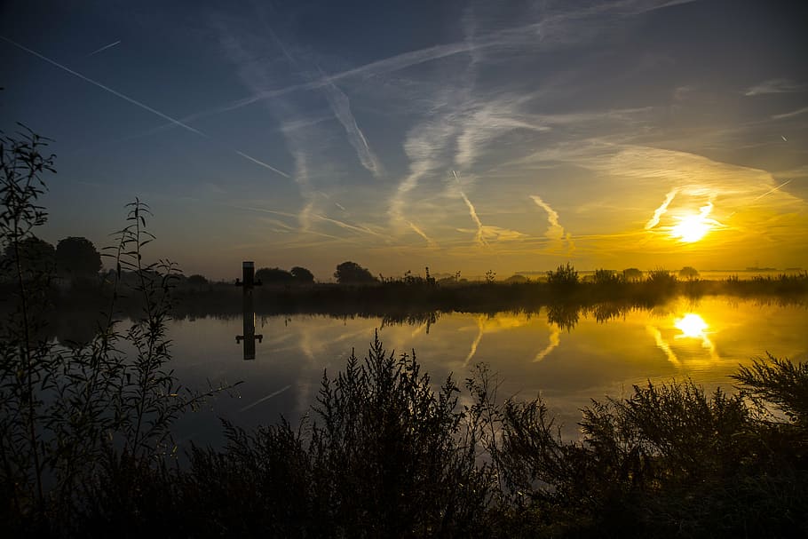Sonne, hefst, Wasser, kalt, Niederlande, Winter, ze, holländische Landschaft, Holland, Sonnenaufgang, Himmel, Reflexion, Schönheit in der Natur, Szenen - Natur, Sonnenuntergang, Ruhe, ruhige Szene, wolke - himmel, See, Silhouette, keine Leute, Pflanze, Baum, idyllisch, Natur, Nicht-städtische Szene, Sonnenlicht, draußen, Kondensstreifen, Reflexionssee, 5K