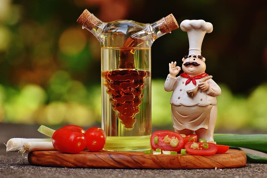 figureta del xef, al costat, clar, ampolla de vidre, tomàquets, borrós, ampolla, xef, tomàquets cherry, primer pla, cuinar, deliciós, beure, figureta, focus, menjar, preparació d'aliments, fruita, vidre, salut, saludable, ingredients, cebes de primavera, natura morta, taula, menjar i beguda, infància, centrar-se en primer pla, representació humana, representació, creativitat, material de fusta, descendència, contenidor, a l'interior, joguina, vegetals, celebració, naturalesa, 5K