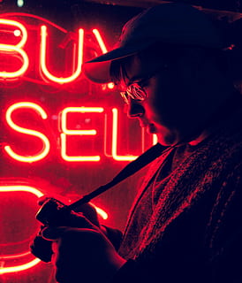 muž, stojící, přední, neon signage, víčko, vedle, Koupit, prodat, neonový nápis, neon, světlo, noc, Červené, podepsat, muži, lidé, požár - přírodní jev, jedna osoba, svítí, dospělý, jen dospělí, hospodářství, uvnitř, sdělení, skutečných lidí, řeřavý, obsazení, sociální problémy, střela do hlavy, mladého dospělého, boční pohled, pas nahoru, technologie, temný, 4K, CC0, veřejná doména, bez autorských práv
