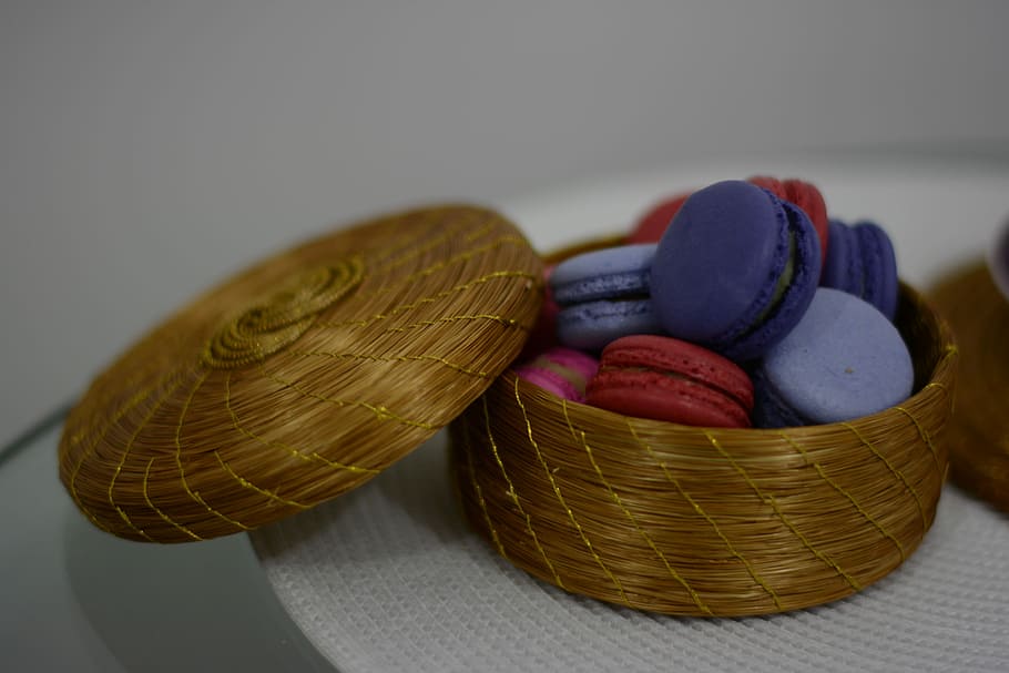 macaron, cukroví, francouzština, jídlo, jídlo a pití, nikdo, studio shot, uvnitř, francouzské jídlo, košík, kontejner, detail, vícebarevné, stálý život, umění a řemesla, zaměřit se na popředí, velikonoční vajíčko, stůl, svěžest, řemeslo, variace, výběr, sladké jídlo, velká skupina objektů, 4K