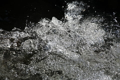 vand, kilde, vandkilde, flod, bjerg, natur, dråbe, kaskade, nuværende, dråbe vand, kold temperatur, sprøjt, ingen mennesker, is, bevægelse, tæt på, selektiv fokusering, Frosset, vinter, fuld ramme, udendørs, baggrunde, dag, mad og drikke, boble, smeltning, renhed, 5K, CC0, offentligt domæne, royaltyfrie