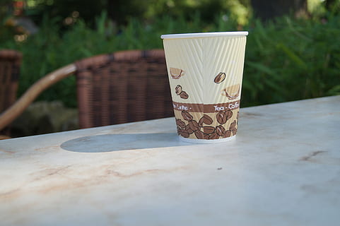 Kaffee, tee, Tasse, Getränk, Pappbecher, brechen, heisses Getränk, Tabelle, Tag, keine Leute, Becher, Essen und Trinken, draußen, selektiver Fokus, Holz - Material, Natur, Erfrischung, Pflanze, Geländer, Sitz, Fokus auf den Vordergrund, Abwesenheit, Kaffee trinken, Muster, 5K, CC0, gemeinfrei, lizenzfrei