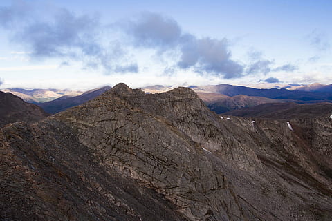 brun, stein klipper, blå, himmel, antenne, fotografering, fjell, fjellkjede, Sky, topp, bratt, crag, fredelig, eventyr, mt. evan, toppmøte, fourteener, 14er, colorado, naturskjønnhet - natur, landskap, sky - himmel, skjønnhet i naturen, miljø, stein, rolig scene, ro, natur, ikke-urbane scene, rock-objekt, fast, land, fjern, ingen folk, bergformasjon, fysisk geografi, utendørs, dannelse, tørt klima, klima, fjelltopp, 4K, CC0, offentlig domene, opphavsrett gratis