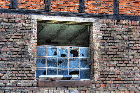 ventana, puesto, antiguo, fachada, edificio, edificio viejo, metal, pared, vaso, planchar, Pared de piedra, albañilería, ladrillo, rojo, piedras, pared - característica de la construcción, pared de ladrillo, exterior del edificio, arquitectura, arquitectura y edificios, estructura construida, sucio, nadie, abandonado, erosionado, dañado, día, al aire libre, roto, material de vidrio, casa, vista de ángulo bajo, modelo, marco de la ventana, 5K