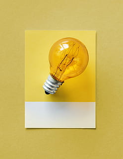led žárovka malování, žárovka, tvořivý, tvořivost, design, elektrický, elektřina, energie, sklenka, řeřavý, myšlenka, inovace, inspirace, vynález, světlo, papír, Napájení, řešení, symbol, technologie, myslet si, průhledný, wolfram, watt, žlutá, uvnitř, nikdo, studio shot, stálý život, detail, barevné pozadí, žluté pozadí, osvětlovací zařízení, jeden objekt, pero, přímo nad, psaní, nástěnný prvek, zlaté barvy, umění a řemesla, 2K, CC0, veřejná doména, bez autorských práv