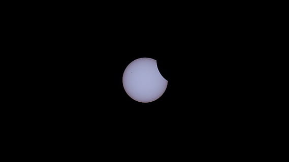 Eclipsi solar, eclipsi, parcial, eclipsi parcial de sol, sol, fosc, sofi, apagada, taca solar, lluna, coberta, bengales solars, astronomia, foscor, eklispe, espai, enfosquit, amagat, cel, esdeveniment cel, univers, fenomen celestial, cosmos, fenomen natural de, espectacle natural, superposició, eclipsi solar terrestre, ocultació, extinció, esdeveniment astronòmic, la brillantor disminueix, nit, còpia espai, cap gent, escenics - natura, escena tranquil·la, naturalesa, idíl·lic, tranquil·litat, bellesa a la natura, exploració espacial, ciència, Lluna planetària, a l'aire lliure, fenomen natural, vista d’angle baix, cercle, fons negre, astrologia, espai i astronomia, llum de la lluna, 4K, CC0, domini públic, lliure de regalies