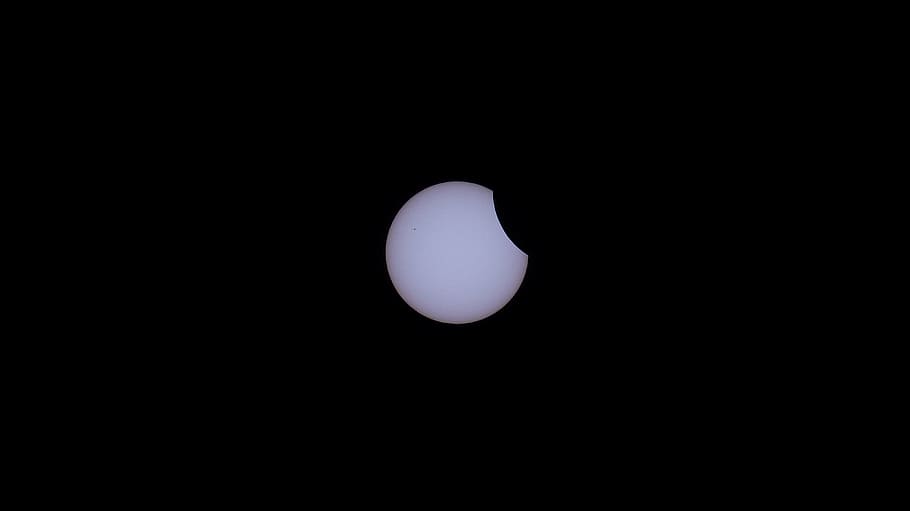 Eclipsi solar, eclipsi, parcial, eclipsi parcial de sol, sol, fosc, sofi, apagada, taca solar, lluna, coberta, bengales solars, astronomia, foscor, eklispe, espai, enfosquit, amagat, cel, esdeveniment cel, univers, fenomen celestial, cosmos, fenomen natural de, espectacle natural, superposició, eclipsi solar terrestre, ocultació, extinció, esdeveniment astronòmic, la brillantor disminueix, nit, còpia espai, cap gent, escenics - natura, escena tranquil·la, naturalesa, idíl·lic, tranquil·litat, bellesa a la natura, exploració espacial, ciència, Lluna planetària, a l'aire lliure, fenomen natural, vista d’angle baix, cercle, fons negre, astrologia, espai i astronomia, llum de la lluna, 4K