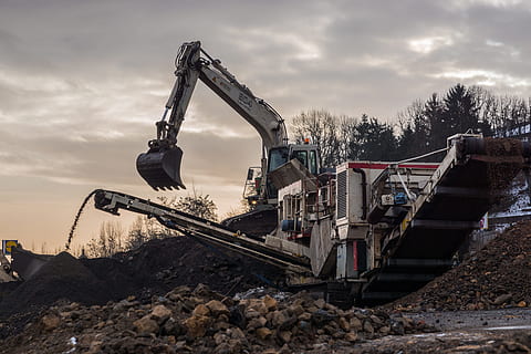 hvid, tung, udstyr, ved siden af, træer, bygning, rendegraver, sortering, si, byggemateriale, byggeplads, industri, udendørs, ingen mennesker, dag, byggebranchen, maskineri, earth mover, byggemaskiner, himmel, bulldozer, sky - himmel, natur, udvikling, transportmidler, grave, bunke, transportform, kran - entreprenørmaskiner, land køretøj, grus, industrielt udstyr, stenbrud, 5K, CC0, offentligt domæne, royaltyfrie