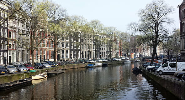 amsterdam, Kanal, Niederlande, Transportmittel, Transport, Wasser, Wasserfahrzeug, Baum, die Architektur, Gebäudehülle, Stadt, Pflanze, gebaute Struktur, Auto, Kraftfahrzeug, Natur, festgemacht, Ufergegend, Tag, zufällige Menschen, Wohngegend, draußen, Passagierfahrzeuge, 4K, CC0, gemeinfrei, lizenzfrei
