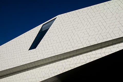 edificio de concreto blanco, foto, blanco, tablero, edificio, arquitectura, modelo, resumen, pared, estructura construida, cielo, vista de ángulo bajo, cielo limpio, nadie, exterior del edificio, naturaleza, destinos de viaje, moderno, día, luz del sol, al aire libre, azul, el color blanco, soleado, viaje, ciudad, cultura de las artes y entretenimiento, 4K, CC0, dominio público, libre de derechos