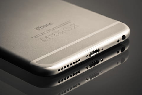 sølv iphone 6, lynkontakt, teknologi, afspejling, iphone 6 plus, meddelelse, trådløs teknologi, forbindelse, tæt på, internet, computer netværk, studio skud, computer, indendørs, ingen mennesker, høj vinkel visning, computerudstyr, global kommunikation, mobiltelefon, forretning, tekst, enkelt objekt, data, elektronisk arrangør, trådløs telefon, 5K, CC0, offentligt domæne, royaltyfrie