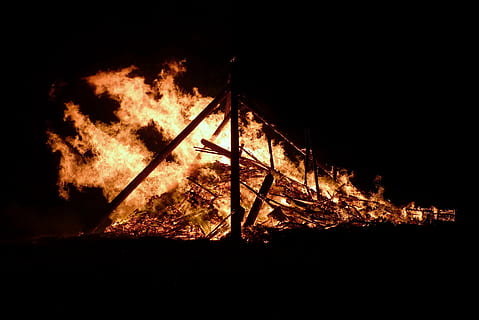 Feuer, Flammen, heiß, rot, Hitze, brennen, Orange, Gelb, Licht, lodern, feurig, warm, Muster, Leidenschaft, lodernd, Verbrennung, Flamme, Hitze - Temperatur, Feuer - natürliches Phänomen, Nacht-, Natur, keine Leute, glühend, orange Farbe, draußen, Zeichen, dunkel, Holz - Material, Camping, Warnschild, Baum, Kommunikation, Unfälle und Katastrophen, Lagerfeuer, Inferno, 4K, CC0, gemeinfrei, lizenzfrei