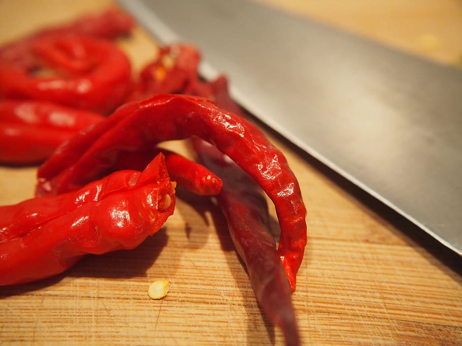 Xile, agut, vermell, ganivet, tallar, sec, espècia, nitidesa, chiles, pepperoni, menjar, verdures, pebre, beines, ardent, cuina, cuinar, preparar-se, menjar i beguda, pebrot picant, vegetals, frescor, primer pla, Xile vermell, a l'interior, taula de tallar, material de fusta, alimentació saludable, cap gent, taula, natura morta, benestar, vista d’angle alt, 4K