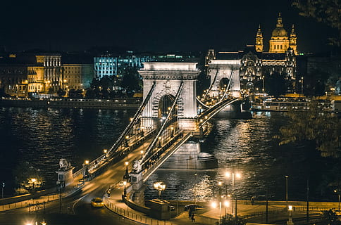 aereo, fotografia, illuminato, calcestruzzo, ponte, Marrone, edifici, ore notturne, fiume, arco, architettura, design, notte, struttura costruita, connessione, esterno dell'edificio, ponte a catena, ponte sospeso, città, acqua, destinazioni di viaggio, mezzi di trasporto, ponte - struttura fatta dall'uomo, viaggio, turismo, vista dall'alto, nessuno, all'aperto, paesaggio urbano, aereo passeggeri, 5K, CC0, dominio pubblico, privo di copyright