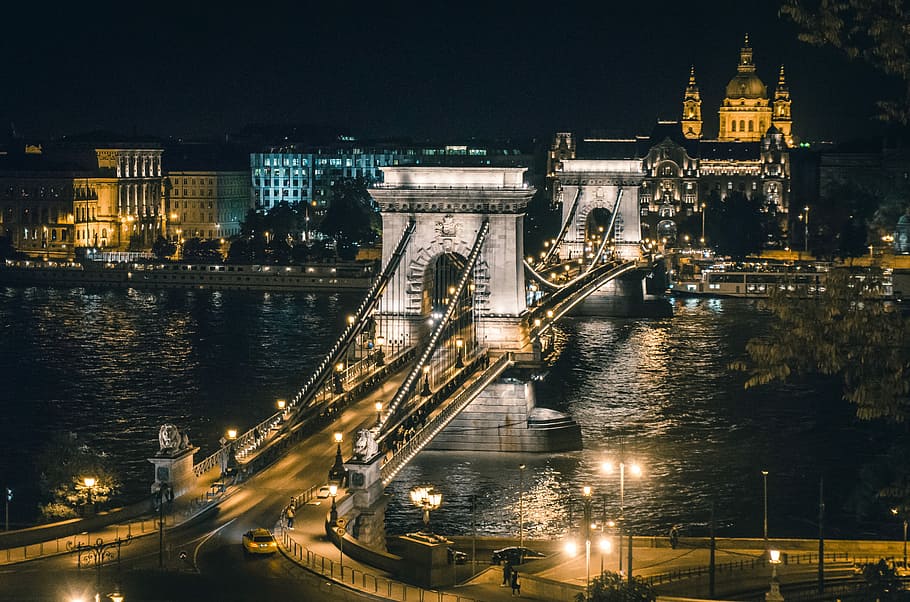 aereo, fotografia, illuminato, calcestruzzo, ponte, Marrone, edifici, ore notturne, fiume, arco, architettura, design, notte, struttura costruita, connessione, esterno dell'edificio, ponte a catena, ponte sospeso, città, acqua, destinazioni di viaggio, mezzi di trasporto, ponte - struttura fatta dall'uomo, viaggio, turismo, vista dall'alto, nessuno, all'aperto, paesaggio urbano, aereo passeggeri, 5K