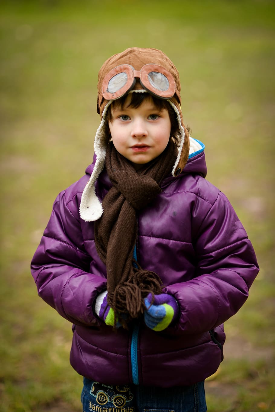 băiat, toamnă, capac, sacou, bebelus, parc, fotografierea copiilor, copilărie, copil, o persoana, privind camera, portret, îmbrăcăminte, vedere din față, haine calde, Activitatea de agrement, fete, oameni adevărați, iarnă, să se concentreze asupra primelor elemente, femei, nevinovăţie, stiluri de viață, zi, eșarfă, capota - îmbrăcăminte, Violet, 5K