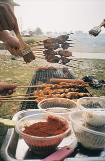 grill, piknik, vår, butikk, utflukt, menneskelig hånd, hånd, mat, mat og Drikke, menneskelig kroppsdel, ekte folk, friskhet, én person, dag, holding, forberedelse, ukjennelig person, kjøtt, livsstil, lage mat, kroppsdel, fritidsaktivitet, nærbilde, utendørs, finger, 1080P, CC0, offentlig domene, opphavsrett gratis