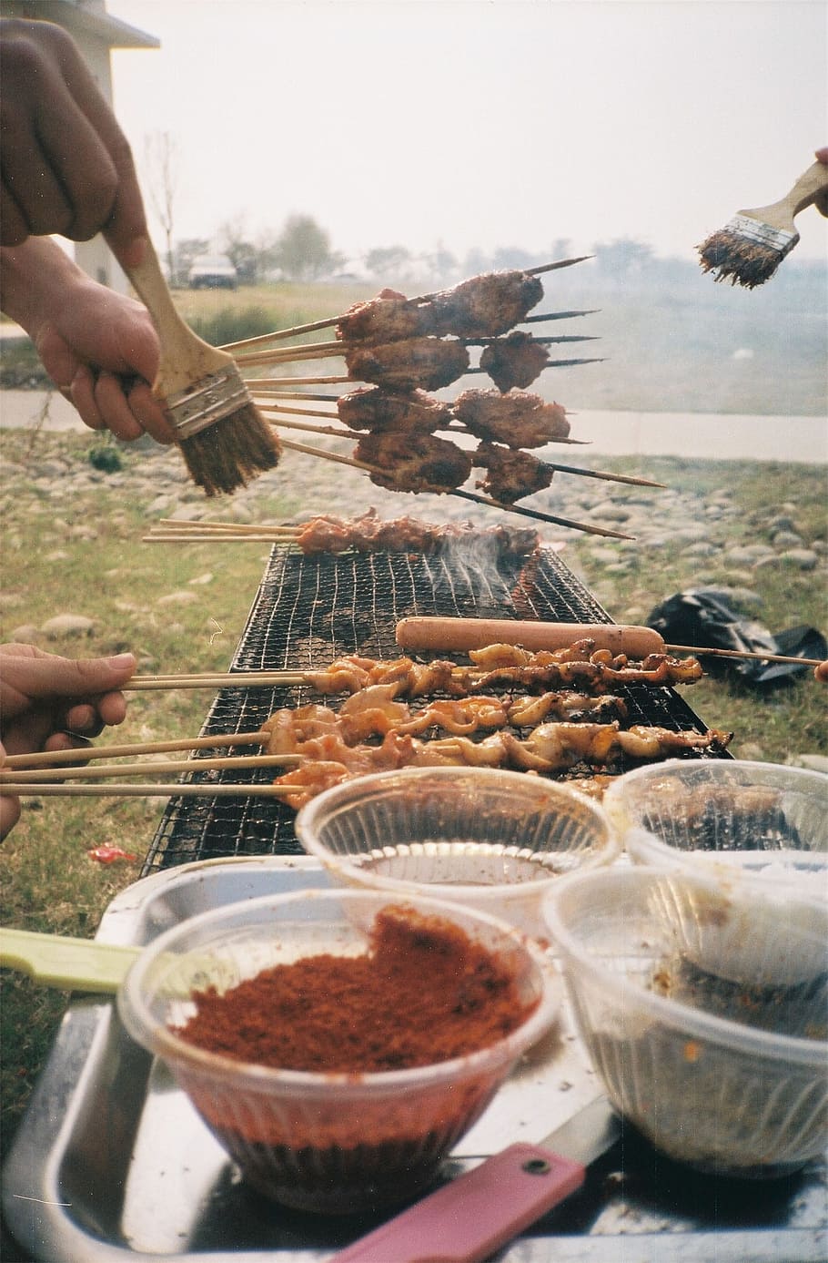 grill, piknik, vår, butikk, utflukt, menneskelig hånd, hånd, mat, mat og Drikke, menneskelig kroppsdel, ekte folk, friskhet, én person, dag, holding, forberedelse, ukjennelig person, kjøtt, livsstil, lage mat, kroppsdel, fritidsaktivitet, nærbilde, utendørs, finger, 1080P