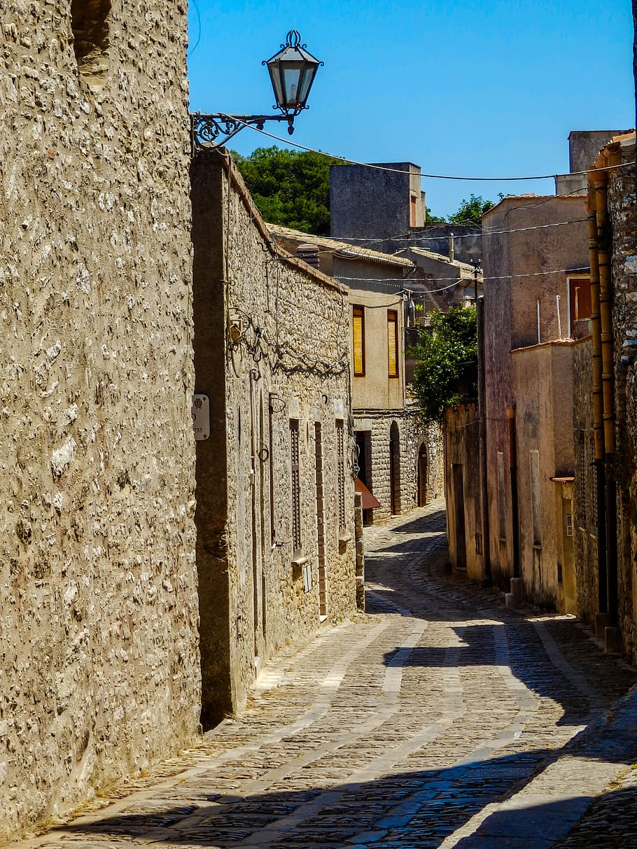 camí, marró, edificis, construcció, monuments, paisatge, carrer, poble, erice, Sicília, Itàlia, destinació turística, passeig, viatjar, arquitectura, vell, comanche, estructura construïda, exterior de l'edifici, edifici, llum solar, naturalesa, ombra, cel, cap gent, dia, el passat, història, cel clar, barri residencial, casa, direcció, paret, el camí a seguir, ciutat, a l'aire lliure, carreró, 4K