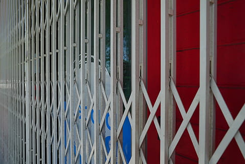 puerta plegable, seguridad, textura, bloqueado, asegurado, puerta, proteger, planchar, reja, antiguo, paralela, nadie, antecedentes, modelo, fotograma completo, rojo, día, adentro, metal, de cerca, naturaleza muerta, conexión, en una fila, repetición, comunicación, lado a lado, abundancia, multi color, diseño, azul, 4K, CC0, dominio público, libre de derechos