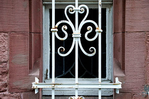 soterrani, finestra, quadrícula, keller, Heidelberg, ornament, art nouveau, arquitectura, exterior de l'edifici, façana, vell, porta, arquitectura i edificis, casa, funció de construcció de parets, ferro forjat, a l'aire lliure, cap gent, estructura construïda, dia, entrada, edifici, metall, seguretat, tancat, protecció, disseny, aldaba, forma, patró, ornamentat, 5K, CC0, domini públic, lliure de regalies