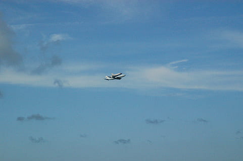 Weiß, Flugzeug, Luft, Platz, Shuttle, huckepack, Florida, NASA, Wissenschaft, Raumschiff, Technologie, Rakete, Erkundung, Reise, Flug, Raumfahrzeug, Transport, Mission, Geschwindigkeit, Forscher, fliegen, starten, Fahrzeug, Booster, Luftfahrzeug, Transportmittel, Himmel, fliegend, wolke - himmel, in der Luft, Flachwinkelansicht, unterwegs, keine Leute, Tag, Natur, Blau, Bewegung, draußen, Schönheit in der Natur, Ebene, Luft-und Raumfahrtindustrie, 2K, CC0, gemeinfrei, lizenzfrei