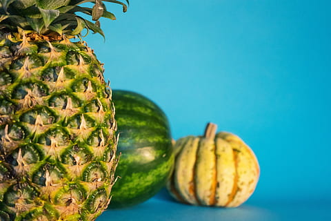 ananas, melon, græskar, frugt, frisk, sund og rask, mad, friskhed, frisk frugt, organisk, sød, frisk mad, moden, sund kost, forfriskning, gul, mad og drikke, velvære, blå, tropisk frugt, studio skud, ingen mennesker, farvet baggrund, kopiere plads, indendørs, sødt mad, blå baggrund, tæt på, stilleben, natur, fristelse, Vegetarmad, 5K, CC0, offentligt domæne, royaltyfrie