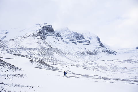 twee, persoon, wandelen, sneeuw, bedekt, grond, volgende, bergen, zwart, wit, hemel, dag, luchtfoto, sneeuwberg, berg-, winter, wolk, sport, skiën, buitenshuis, natuur, mensen, piste, avontuur, ski, extreme sporten, vakanties, Europese Alpen, mannen, bergketen, koude temperatuur, sport en fitness, wintersport, activiteit, vrijetijdsbesteding, scenics - natuur, schoonheid in de natuur, met sneeuw bedekte berg, levensstijlen, vakantie, witte kleur, milieu, skivakantie, extreem weer, 5K, CC0, publiek domein, royaltyvrij
