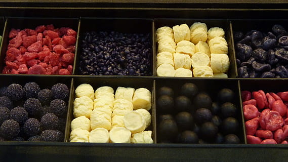 sød, søde sager, slik, udstillingsvindue, æske med chokolade, kringler, karamel, valg, mad og drikke, variation, mad, stor gruppe af objekter, detail, friskhed, overflod, sund kost, bestille, ingen mennesker, frugt, i en række, beholder, hylde, indendørs, multi farvet, arrangement, velvære, marked, fristelse, 2K, CC0, offentligt domæne, royaltyfrie