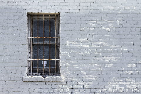 fundo, textura, parede, tijolo, urbano, textura de tijolos, parede de tijolos, grunge, pintado, bares, janela, arquitetura, exterior do edifício, estrutura construída, clima, casa, recurso de construção de parede, construção, ninguém, dia, vidro - material, Distrito residencial, visão de baixo ângulo, velho, ao ar livre, segurança, protecção, fechadas, moldura da janela, 4K, CC0, domínio público, royalty free