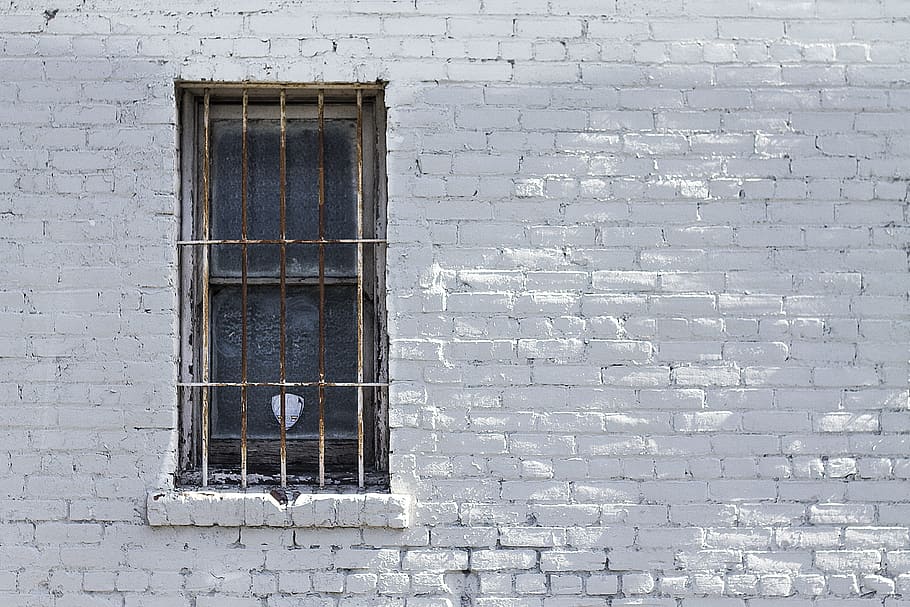 fons, textura, paret, maó, urbà, textura de maó, paret de maó, grunge, pintat, bars, finestra, arquitectura, exterior de l'edifici, estructura construïda, temps, casa, funció de construcció de parets, edifici, cap gent, dia, vidre - material, barri residencial, vista d’angle baix, vell, a l'aire lliure, seguretat, protecció, tancat, marc de finestra, 4K