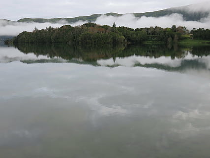 ežeras, krateris, atspindys, debesys, pilka, vulkaninis ežeras, vulkaninis krateris, sete cidades, grožis gamtoje, vanduo, ramybė, vaizdai - gamta, ramioje scenoje, dangus, debesis - dangus, medis, krantinė, augalų, nėra žmonių, ne miesto scenoje, idiliškas, dieną, pobūdį, žalia spalva, lauke, atspindėjimo ežeras, 4K, CC0, Viešasis domenas, nemokamai