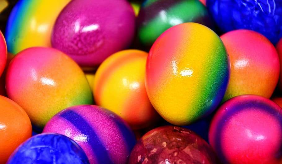 assortit de còdols de colors, ous de Pasqua, de colors, colorit, Pasqua, ou, Feliç Pasqua, ous de pasqua tenyits, ous de colors, ous bullits, color, ous tenyits, ou de Pasqua, costums, tancar, producte natural, niu de Pasqua, multicolor, menjar, gran grup d'objectes, celebració, marc complet, menjar i beguda, festa, primer pla, cap gent, variació, a l'interior, fons, elecció, dolç, menjar dolç, vermell, 5K