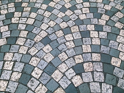 bianca, blu, ceramica, piastrelle, ciottoli, pavimento, modello, strada, ruvido, pavimentazione, marciapiede, terra, superficie, urbano, costruzione, bloccare, strutturato, pavimentata, passerella, sentiero, acciottolato, ciottolo, fotogramma intero, giorno, nessuno, vista dall'alto, sfondi, di fila, luce del sole, ripetizione, design, forma, mezzi di trasporto, all'aperto, forma geometrica, fianco a fianco, modo di trasporto, direttamente sopra, pneumatico, ruota, 2K, CC0, dominio pubblico, privo di copyright