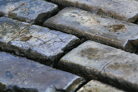 kő, falazat, tégla, minta, kő, kőművesség, külső, szerkezet, utca, téglafal, háttér, struktúra, texturált, csempe, tervezés, építés, viharvert, nem ember, teljes keret, közelkép, szabadban, nap, háttérrel, szelektív összpontosít, magas szög kilátás, régi, természet, fém, szilárd, csendélet, Részlet, kimerülés, szikla, Konkrét, kerék, 4K, CC0, közkincs, jogdíjmentes