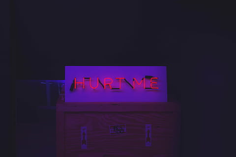 rood, pijn doen, bewegwijzering, teken, donker, nacht, doos, licht, brief, neon-, binnenshuis, verlicht, geen mensen, technologie, detailopname, dag, tekst, westers schrift, communicatie, kopie ruimte, Purper, informatie, zwarte achtergrond, een woord, de begeleiding, verlichtingsapparatuur, informatiebord, roze kleur, bericht, 5K, CC0, publiek domein, royaltyvrij