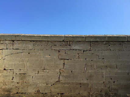 paret, paret de maó, cel, còpia espai, textura, estructura construïda, putrefacció, exterior de l'edifici, fons, cel clar, arquitectura, funció de construcció de parets, cap gent, dia, blau, patró, paret circumdant, a l'aire lliure, resistent, sòlid, naturalesa, vista d’angle baix, concret, maó, ciment, paret de pedra, 4K, CC0, domini públic, lliure de regalies