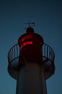 Atalaya en la noche, faro, claro, azul, cielo, edificio, torre, noche, brillar, rojo, silueta, dirección, vista de ángulo bajo, estructura construida, arquitectura, naturaleza, cielo limpio, exterior del edificio, nadie, seguridad, oscuridad, al aire libre, la seguridad, proteccion, altura maxima, aguja, 5K, CC0, dominio público, libre de derechos