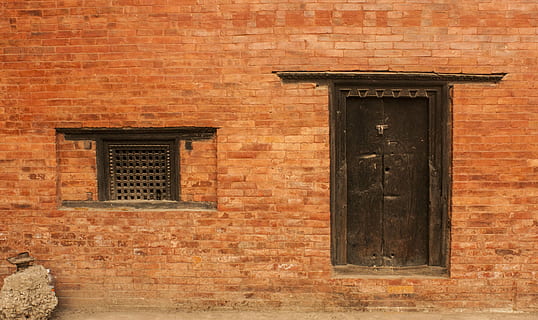 Fenster, Tür, alt, altes Fenster, Holzfenster, Holztür, Nepal Kunst, die Architektur, gebaute Struktur, Gebäudehülle, Wand, Ziegelwand, keine Leute, Tag, Backstein, Wandbau - Funktion, Gebäude, Eingang, Holz - Material, geschlossen, Sicherheit, draußen, Schutz, braun, 4K, CC0, gemeinfrei, lizenzfrei